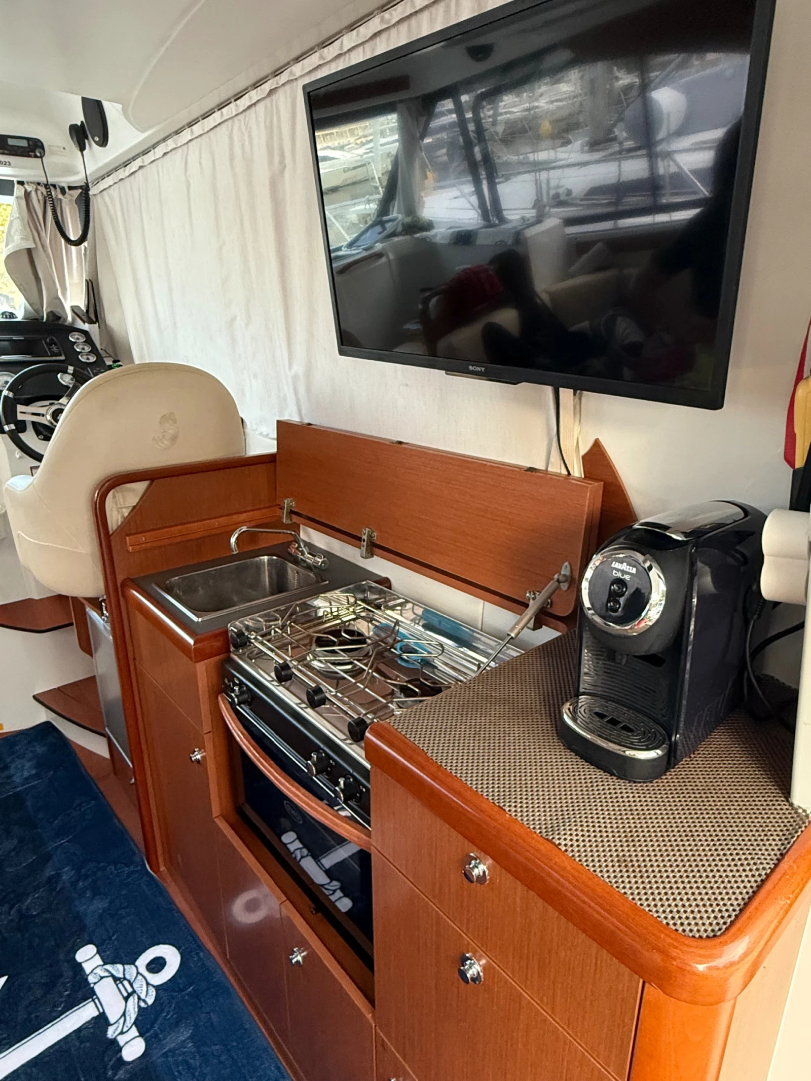 Моторна яхта Beneteau ANTARES 32 Fly, снимка 15 - Воден транспорт - 55596554