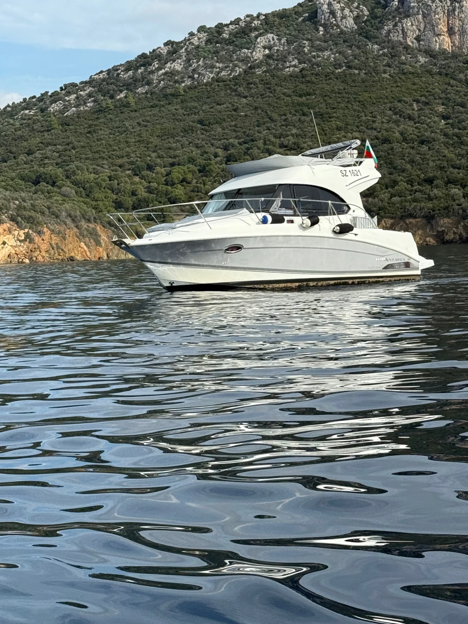 Моторна яхта Beneteau ANTARES 32 Fly, снимка 3 - Воден транспорт - 55596554