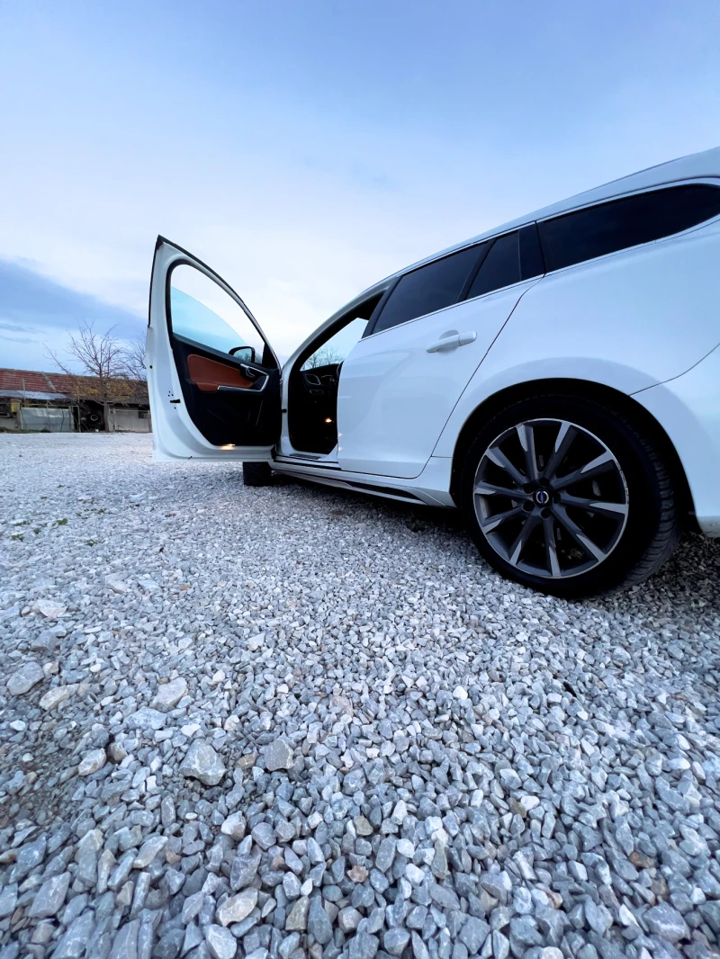 Volvo V60 2.4 D6 plug-in hybrid R-Design Exterior + Summum , снимка 17 - Автомобили и джипове - 52553163