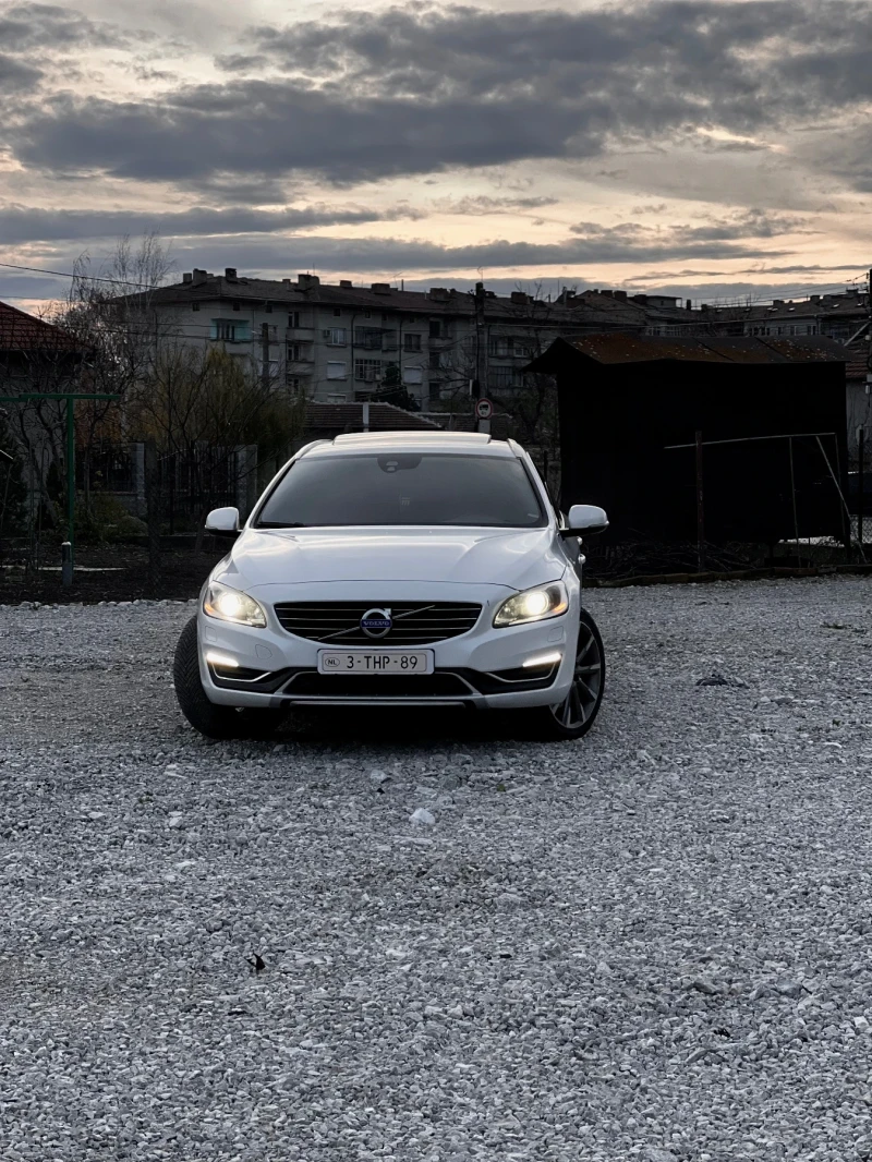 Volvo V60 2.4 D6 plug-in hybrid R-Design Exterior + Summum , снимка 2 - Автомобили и джипове - 52553163