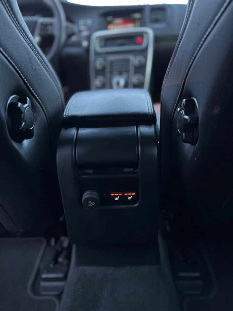 Volvo V60 2.4 D6 plug-in hybrid R-Design Exterior + Summum , снимка 11 - Автомобили и джипове - 52553163