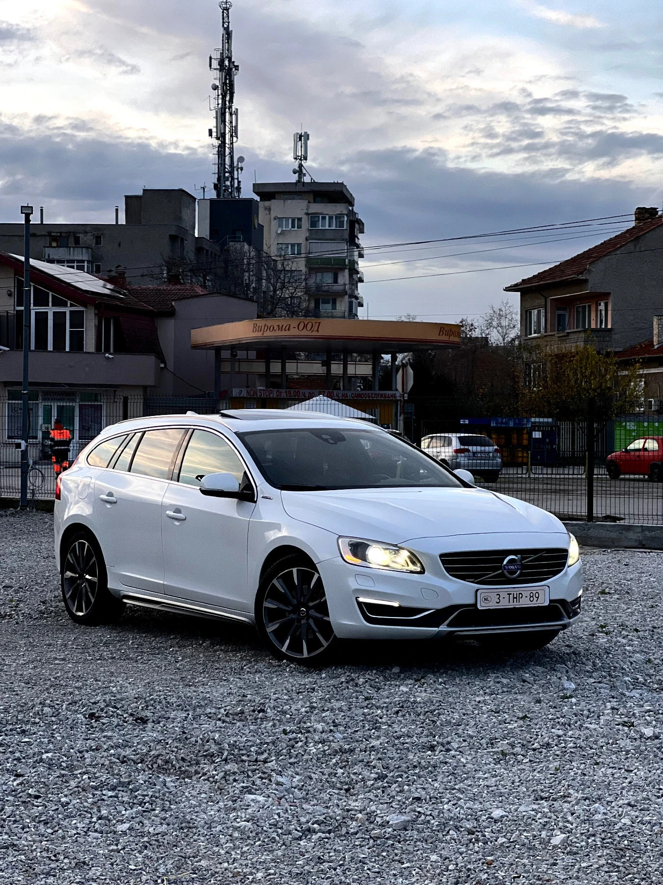 Volvo V60 2.4 D6 plug-in hybrid R-Design Exterior + Summum  | Mobile.bg   3
