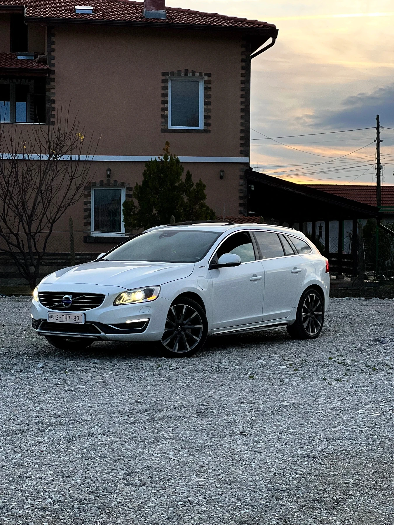 Volvo V60 2.4 D6 plug-in hybrid R-Design Exterior + Summum  | Mobile.bg   1