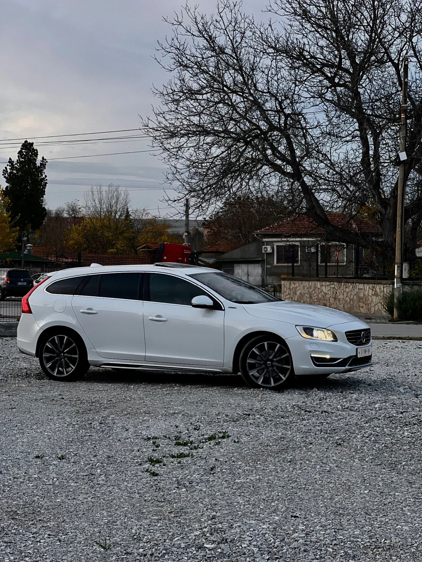 Volvo V60 2.4 D6 plug-in hybrid R-Design Exterior + Summum  | Mobile.bg   4