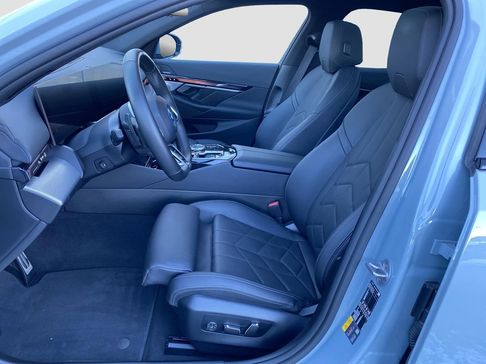 BMW i5 eDrive40 M-Sport Ad.LED 360 DIST Winter Pack+ PANO, снимка 8 - Автомобили и джипове - 54193948