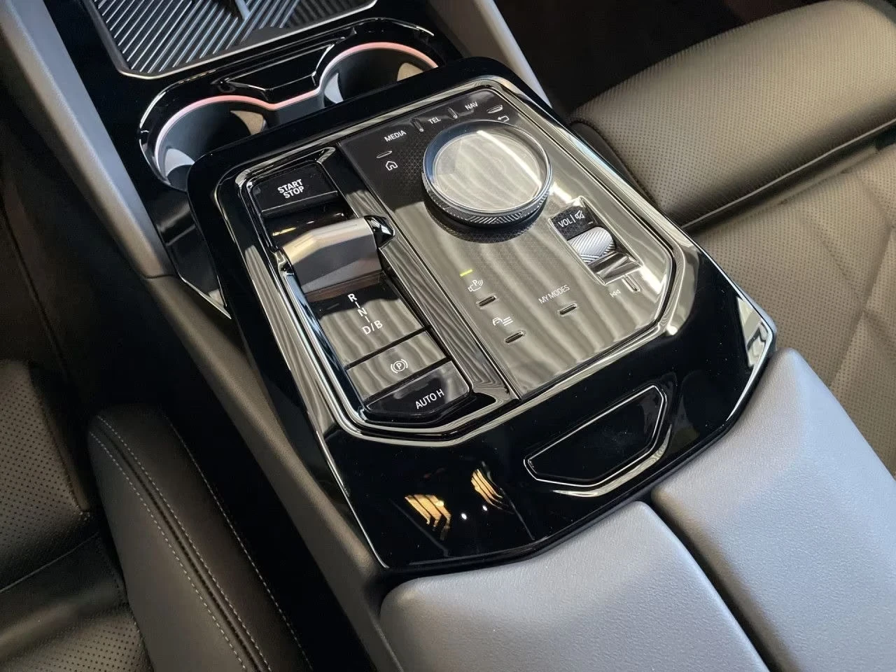 BMW i5 xDrive40 M-Sport Ad.LED 360 DIST Winter Pack+ PANO, снимка 11 - Автомобили и джипове - 55715527