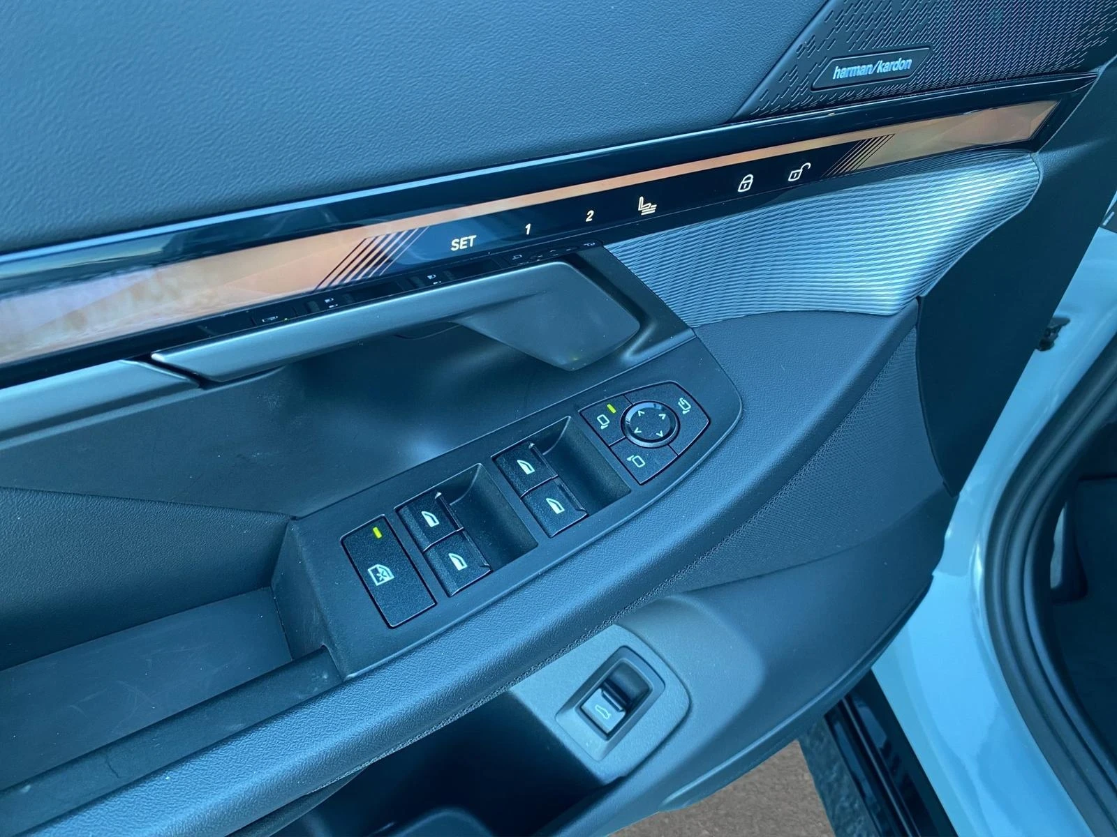 BMW i5 eDrive40 M-Sport Ad.LED 360 DIST Winter Pack+ PANO, снимка 12 - Автомобили и джипове - 54193948