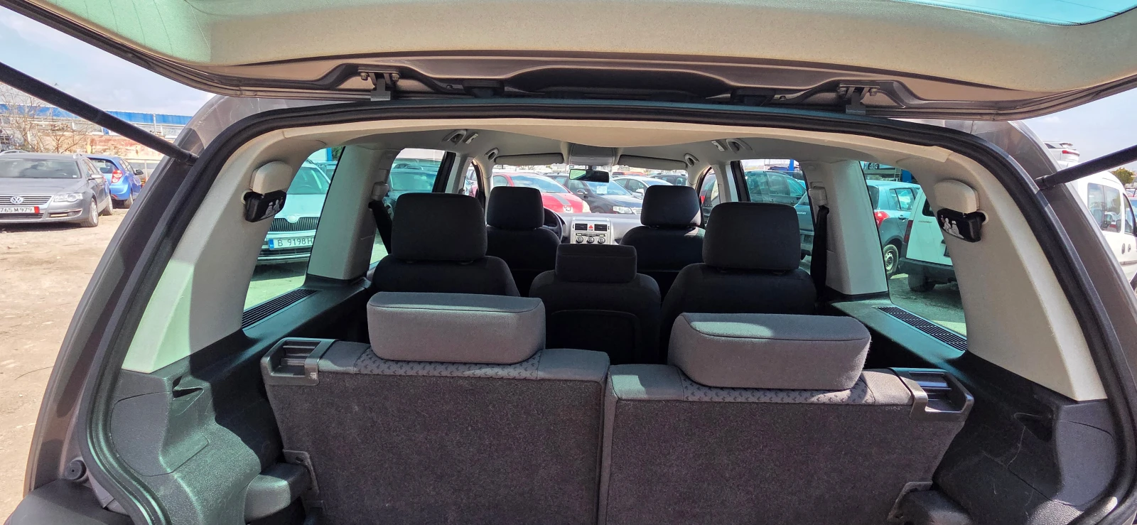 VW Touran 1.9 TDI 105 ps 7-МЕСТА, снимка 6 - Автомобили и джипове - 54236826