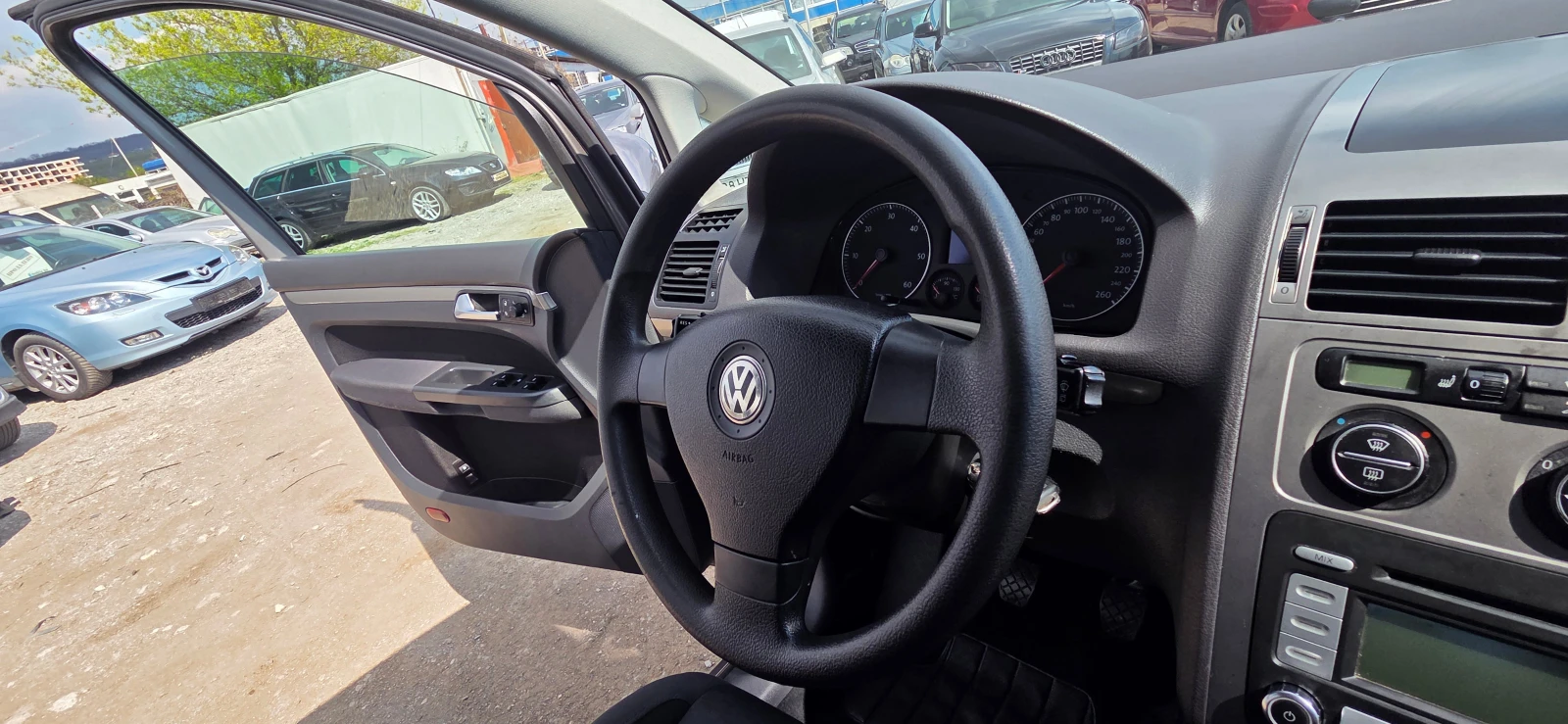 VW Touran 1.9 TDI 105 ps 7-МЕСТА, снимка 10 - Автомобили и джипове - 54236826