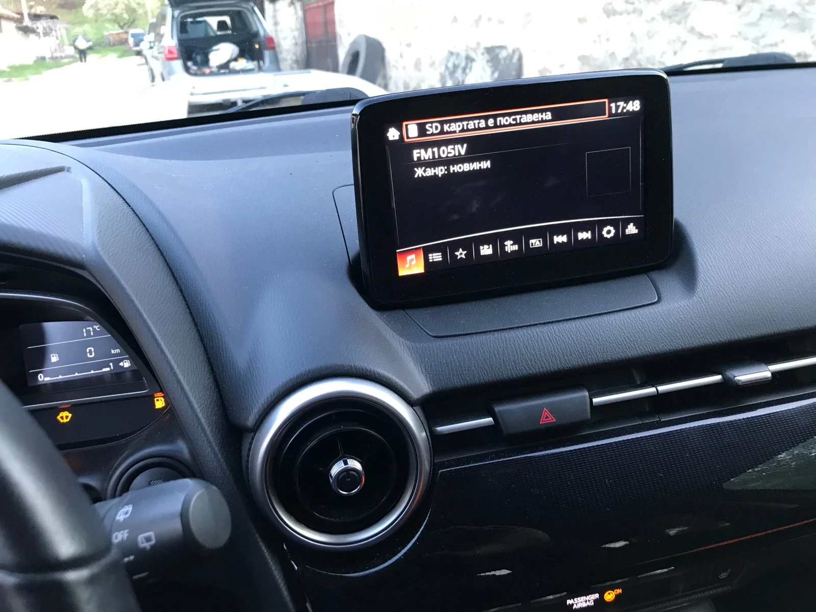 Mazda 2 1.5I HYBRID , снимка 17 - Автомобили и джипове - 55001467