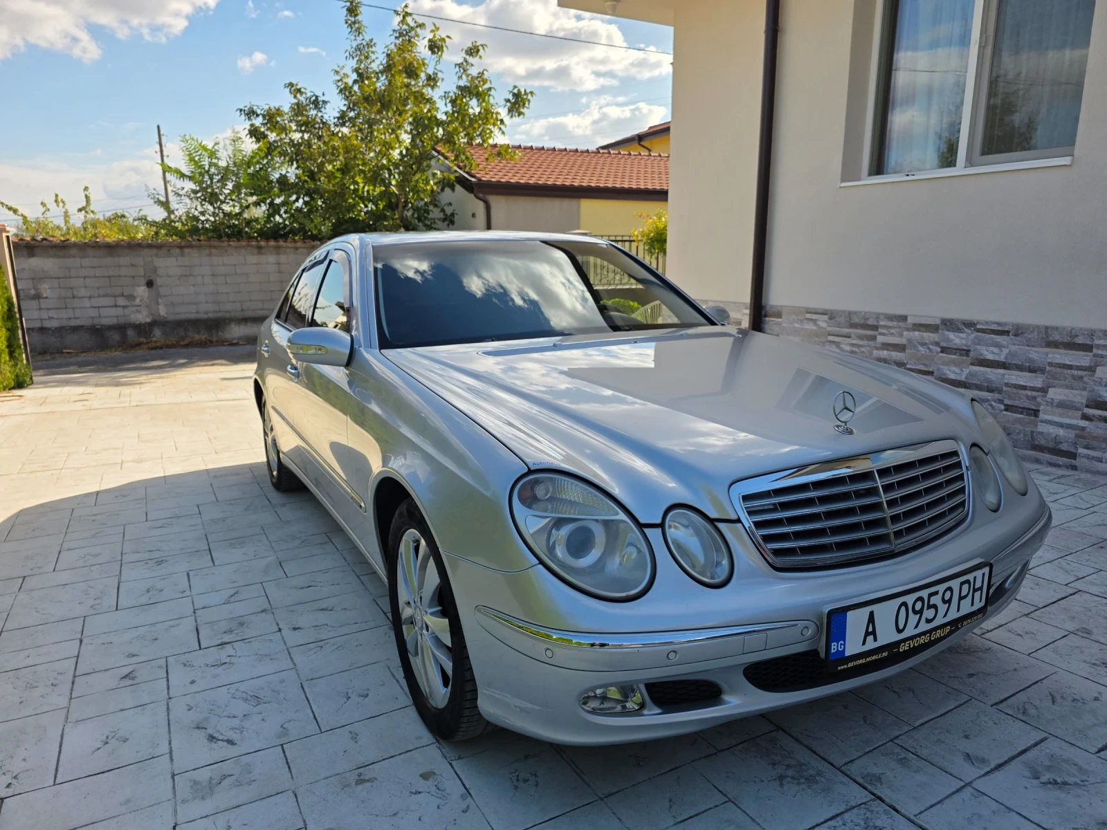 Mercedes-Benz E 240 2.4 НАПЪЛНО ОБСЛУЖЕН , снимка 3 - Автомобили и джипове - 56299440