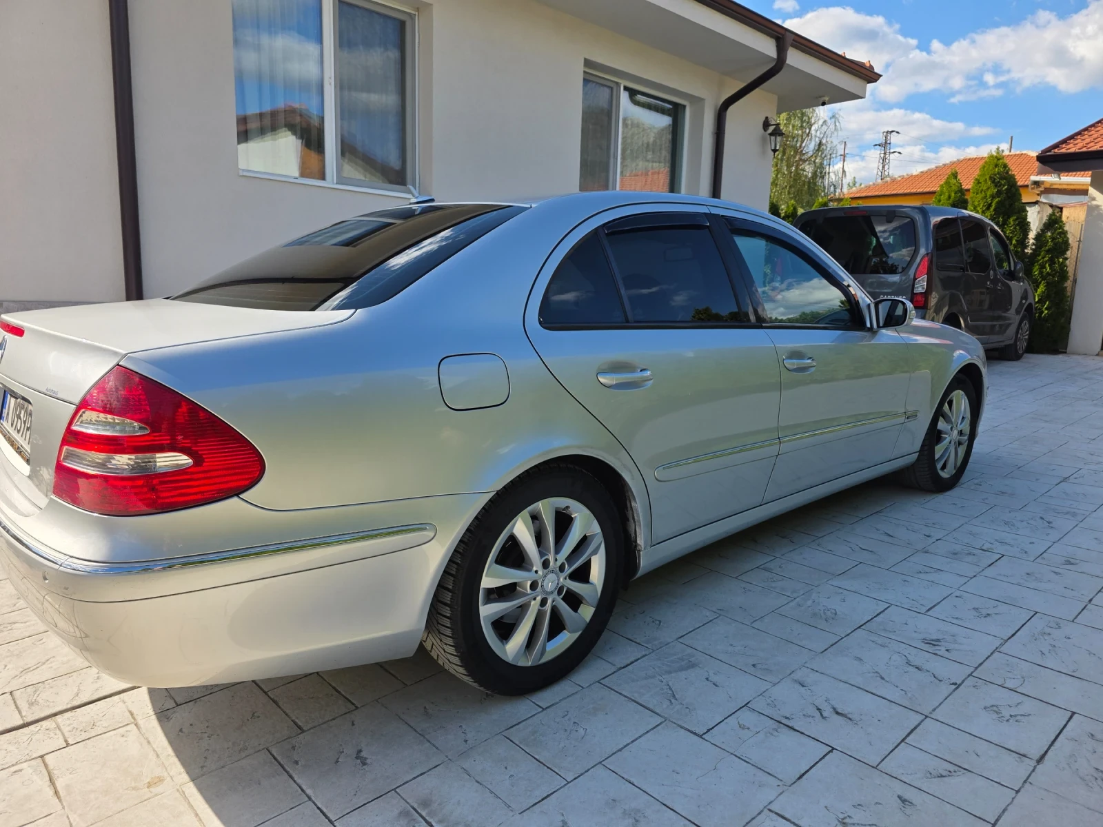 Mercedes-Benz E 240 2.4 НАПЪЛНО ОБСЛУЖЕН , снимка 4 - Автомобили и джипове - 56299440