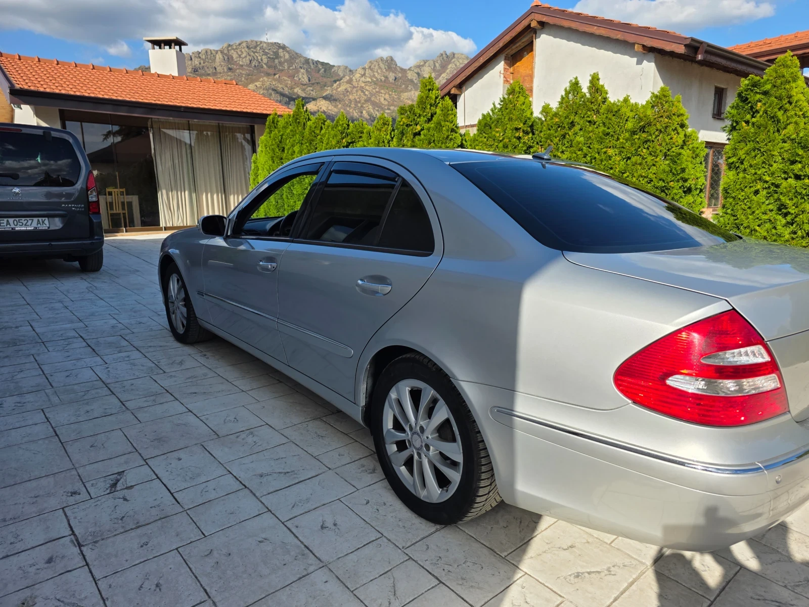Mercedes-Benz E 240 2.4 НАПЪЛНО ОБСЛУЖЕН , снимка 8 - Автомобили и джипове - 56299440