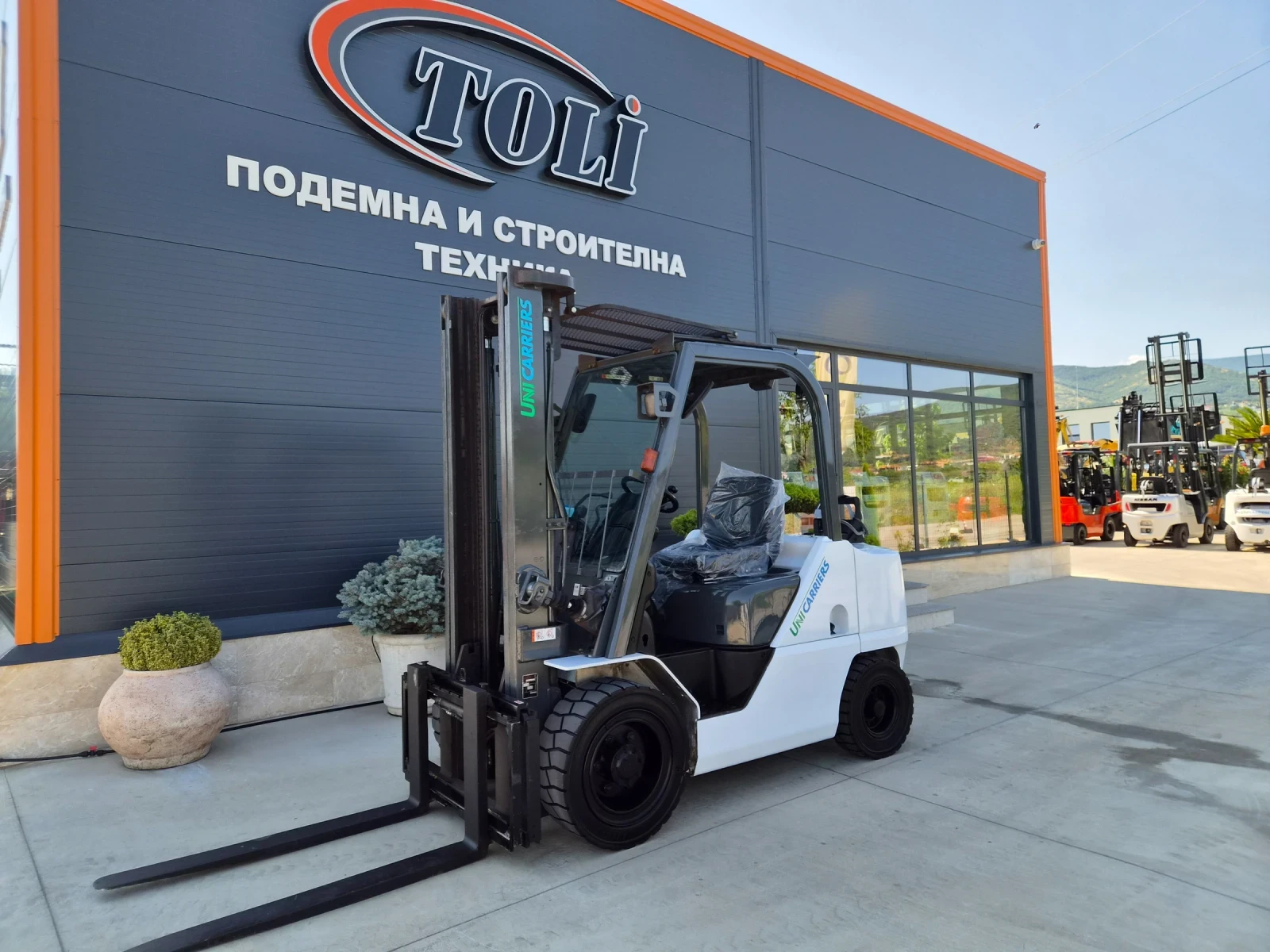 Мотокар Nissan UniCarriers / 3 тона / ИЗРАВНИТЕЛ / ГАЗ + БЕНЗИН 