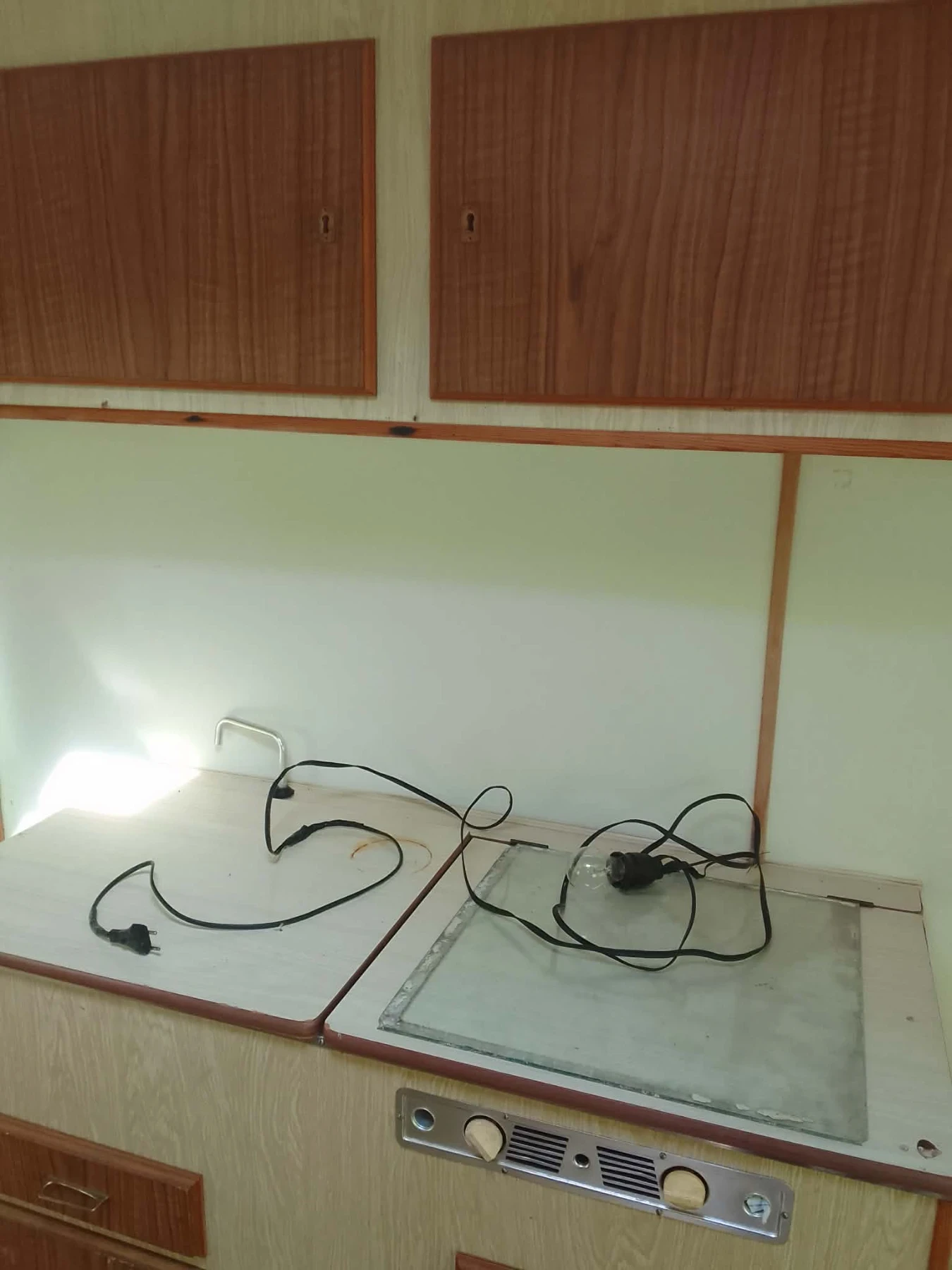 Каравана Caravelair C530, снимка 2 - Каравани и кемпери - 53839364