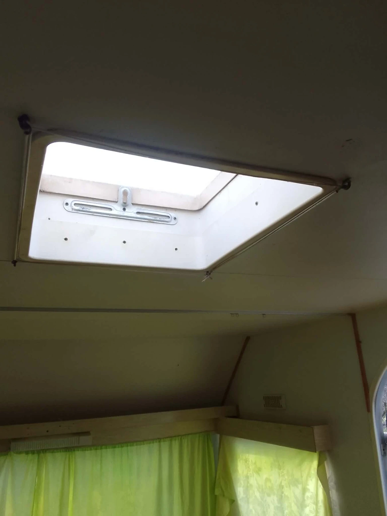 Каравана Caravelair C530, снимка 6 - Каравани и кемпери - 53839364