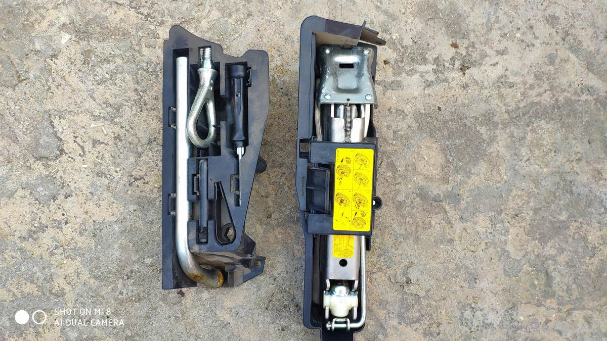 Комплект крик и инструменти Audi A6 4F 4f0011215