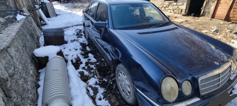 Mercedes-Benz E 230, снимка 2 - Автомобили и джипове - 49250068