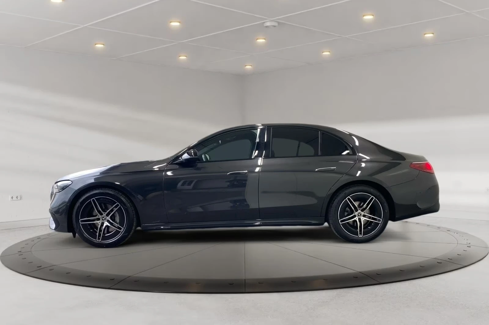 Mercedes-Benz E 220 d AMG Line - изображение 2
