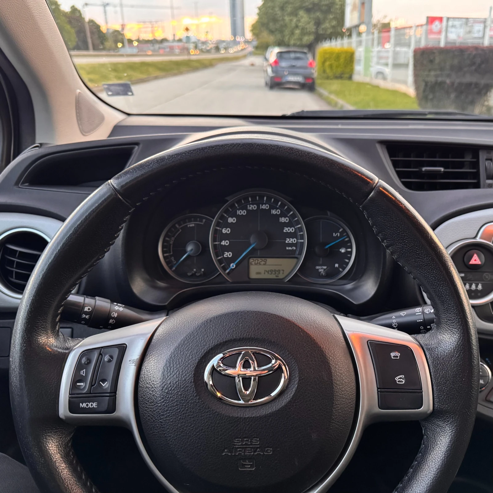 Toyota Yaris, снимка 7 - Автомобили и джипове - 54512236