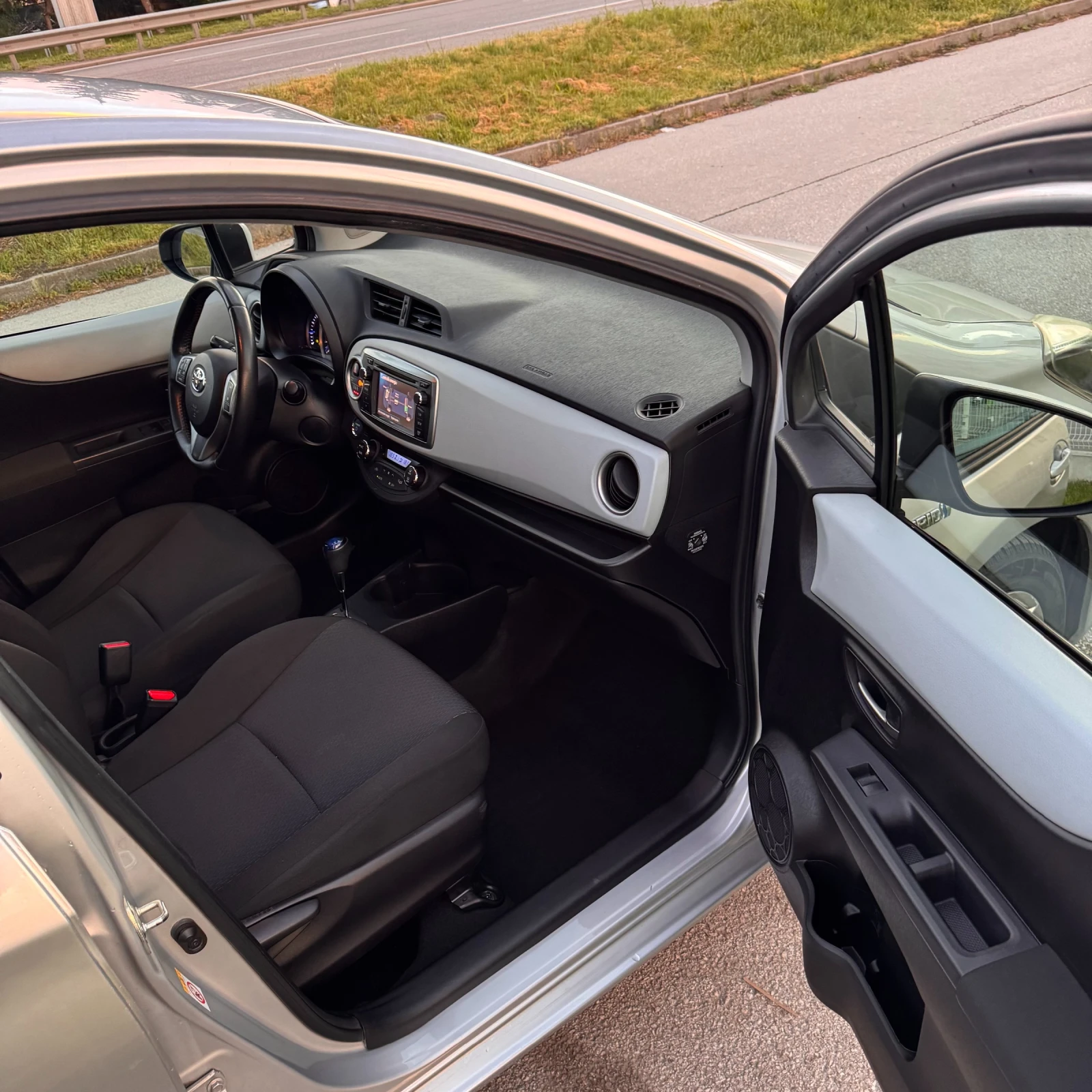 Toyota Yaris, снимка 13 - Автомобили и джипове - 54512236