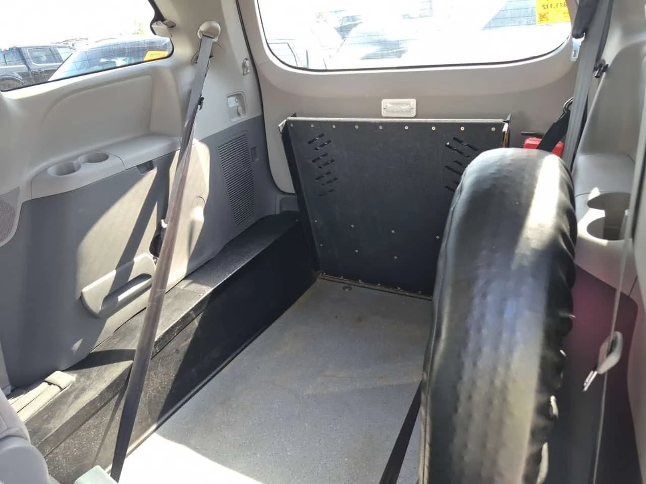 Toyota Sienna * 7 PASSENGER FWD * АВТОКРЕДИТ БЕЗ ПЪРВОНАЧАЛНА* , снимка 13 - Автомобили и джипове - 55419573