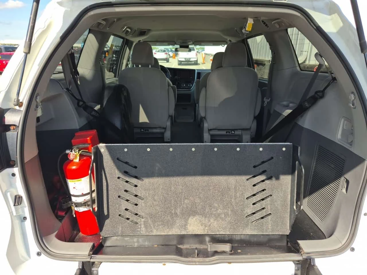 Toyota Sienna * 7 PASSENGER FWD * АВТОКРЕДИТ БЕЗ ПЪРВОНАЧАЛНА* , снимка 14 - Автомобили и джипове - 55419573