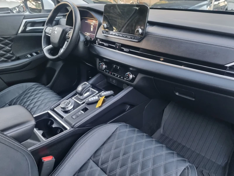 Mitsubishi Outlander 2.5 S-AWC* ПАНОРАМА * 360градуса* 7места, снимка 14 - Автомобили и джипове - 52412528