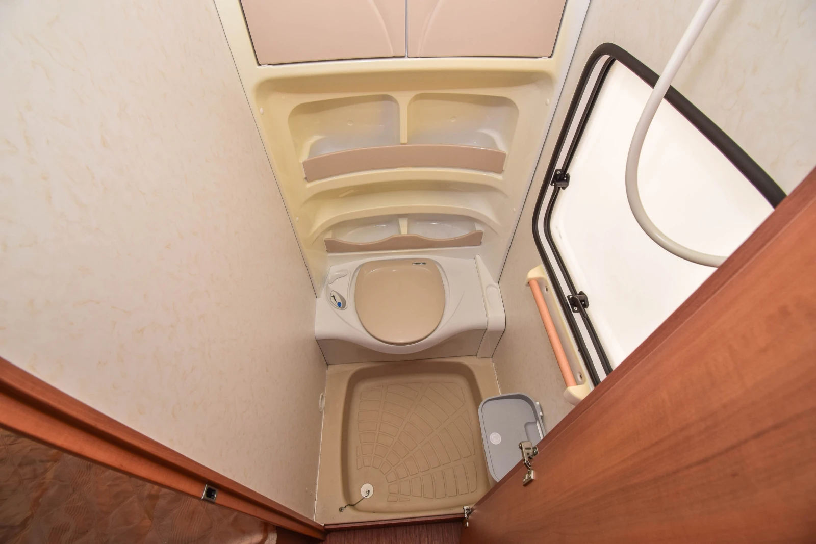 Каравана Hobby Excellent 495 UFe, снимка 15 - Каравани и кемпери - 53841990