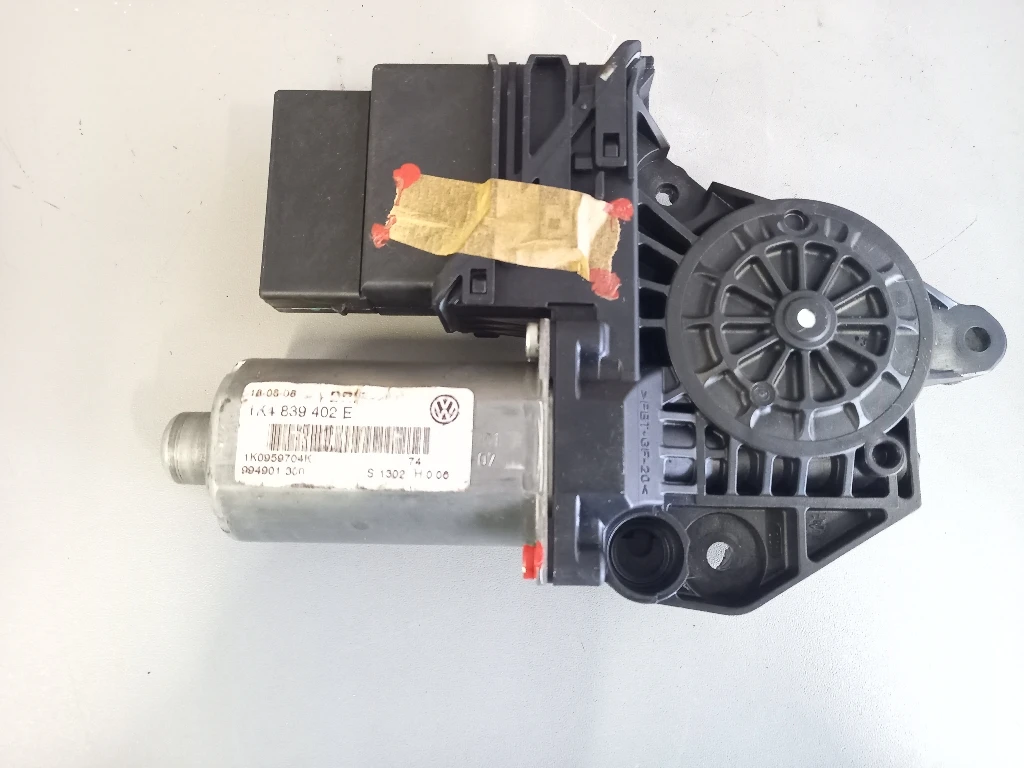 Моторче стъкло задно дясно Фолксваген Голф 5