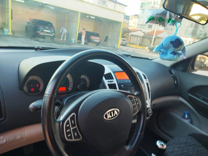 Kia Ceed 1.6 SWISS, снимка 10 - Автомобили и джипове - 52113725
