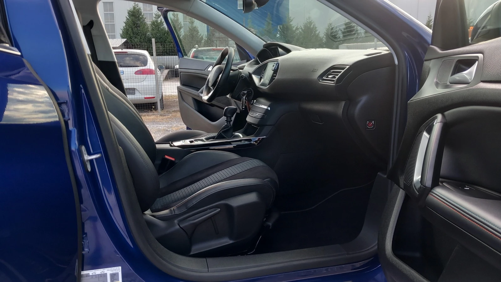 Peugeot 308 1.2i-EURO6/LED/НАВИГАЦИЯ/ПАНОРАМА/ДИСТРОНИК/ - изображение 8