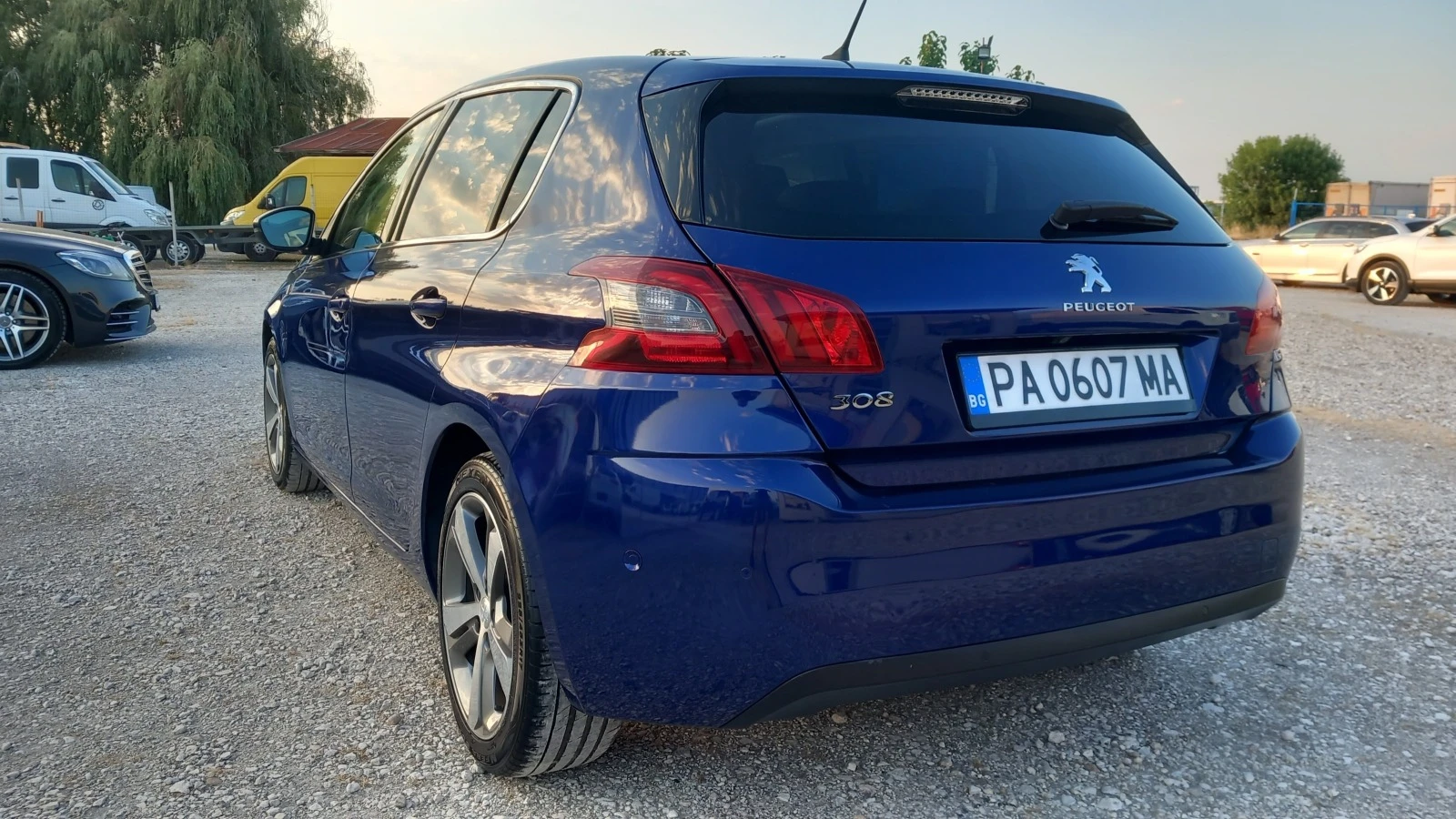 Peugeot 308 1.2i-EURO6/LED/НАВИГАЦИЯ/ПАНОРАМА/ДИСТРОНИК/ - изображение 3