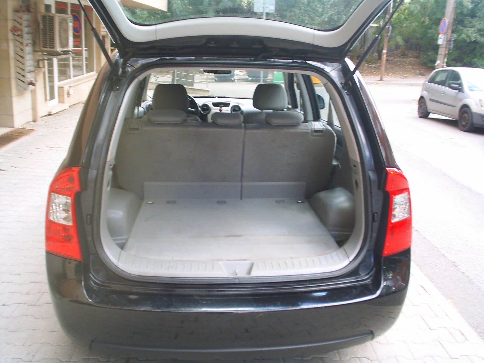 Kia Carens 2.0 i 16V 144k.c. , снимка 14 - Автомобили и джипове - 56182513