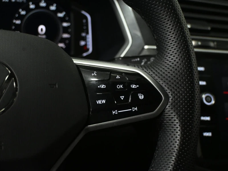 VW Tiguan Highline* R-Line* CARFAX* АвтоКредит* (ЦЕНА ДО БГ), снимка 11 - Автомобили и джипове - 53260077