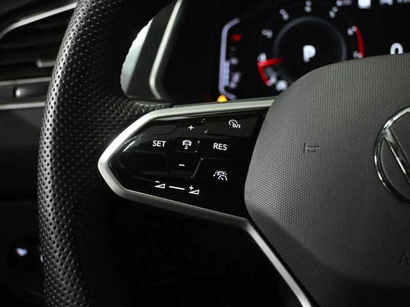 VW Tiguan Highline* R-Line* CARFAX* АвтоКредит* (ЦЕНА ДО БГ), снимка 10 - Автомобили и джипове - 53260077