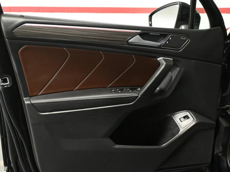 VW Tiguan Highline* R-Line* CARFAX* АвтоКредит* (ЦЕНА ДО БГ), снимка 8 - Автомобили и джипове - 53260077