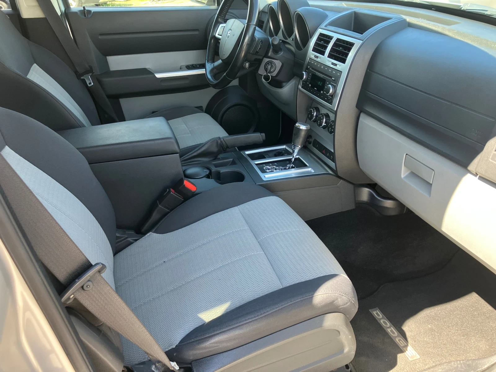 Dodge Nitro 2.8 crd Avtomat , снимка 13 - Автомобили и джипове - 54481643