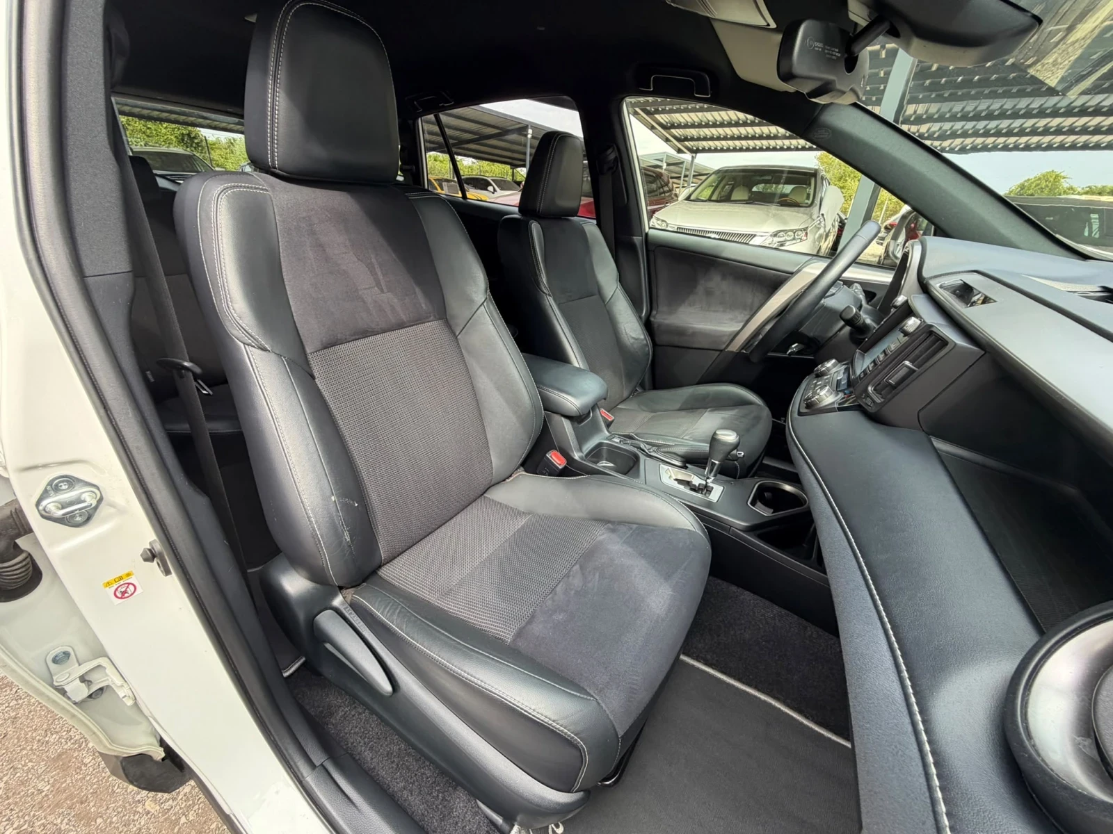 Toyota Rav4 /Executive/4x4/ 360Camera/Гаранция Relax , снимка 15 - Автомобили и джипове - 56043446