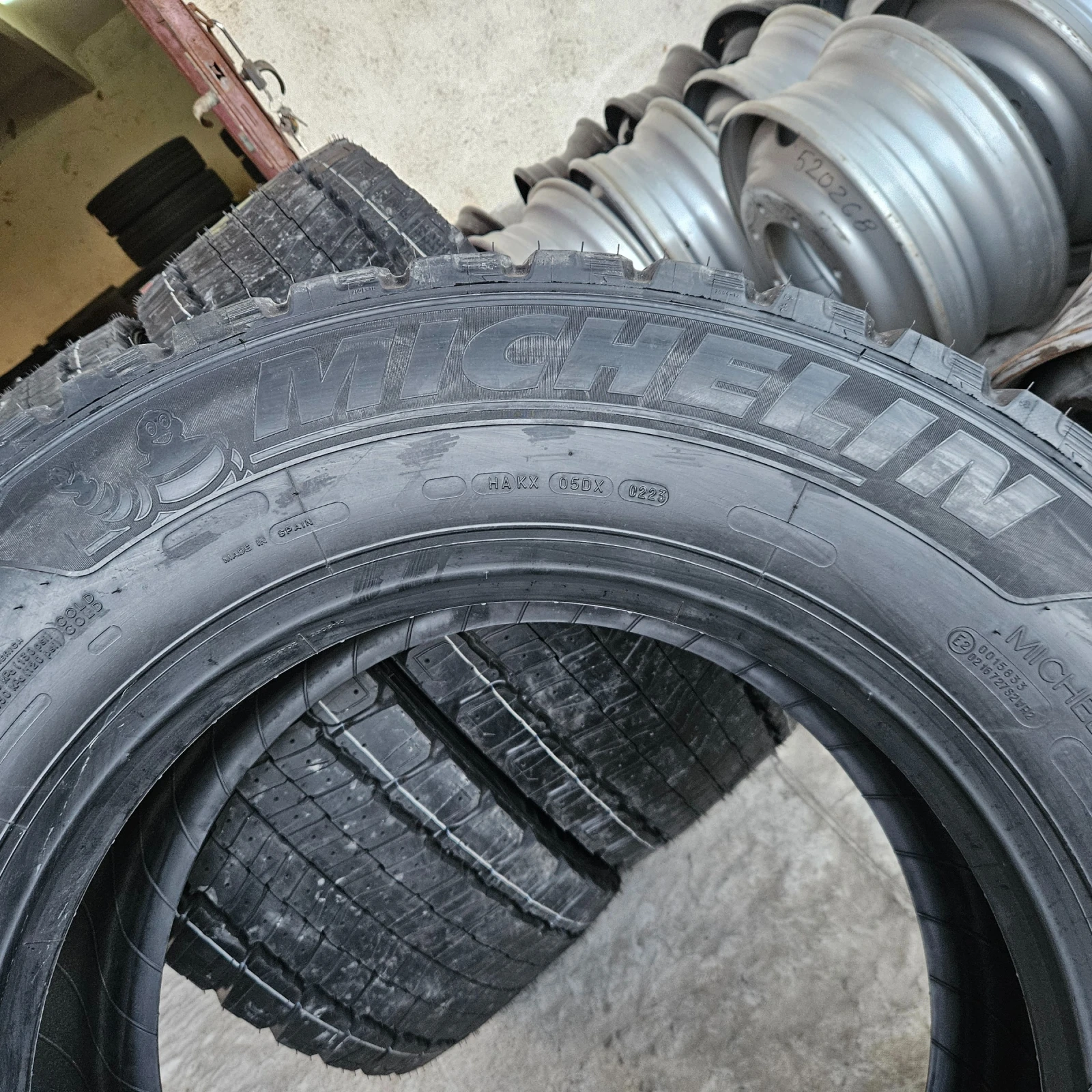 Гуми, снимка 8 - Гуми и джанти - 54030967