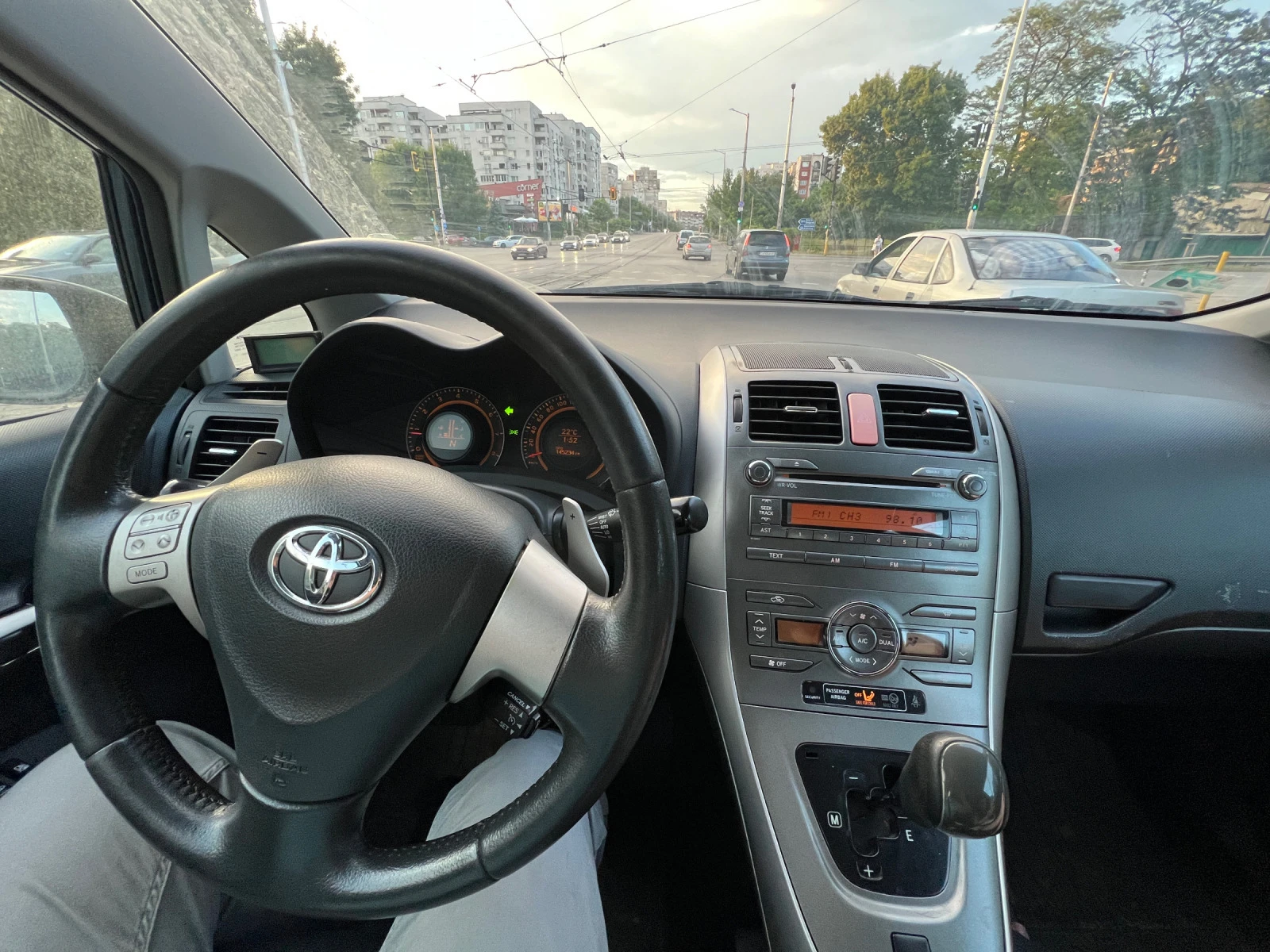 Toyota Auris 1.6 автомат - изображение 8