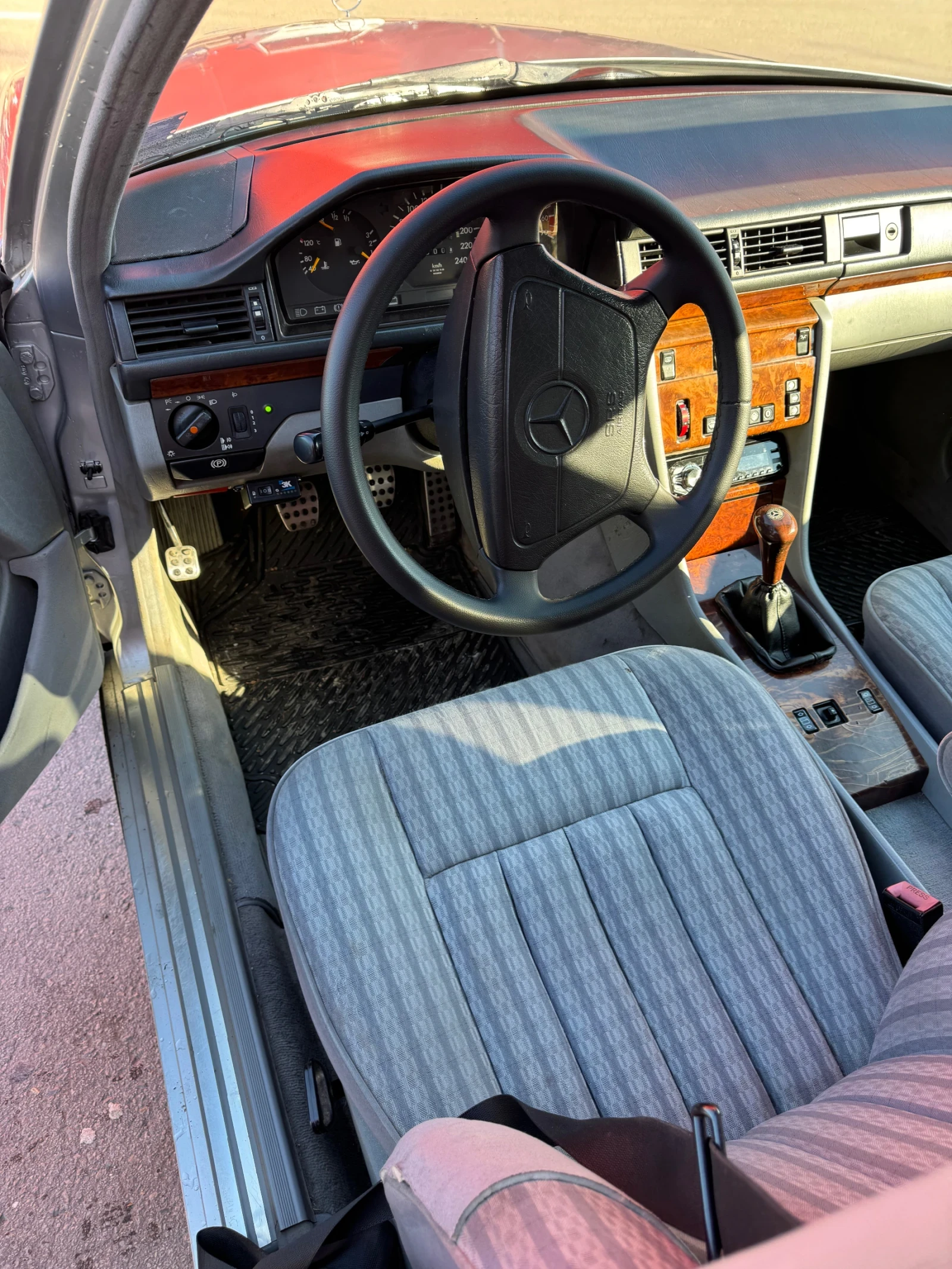 Mercedes-Benz 124  - изображение 8