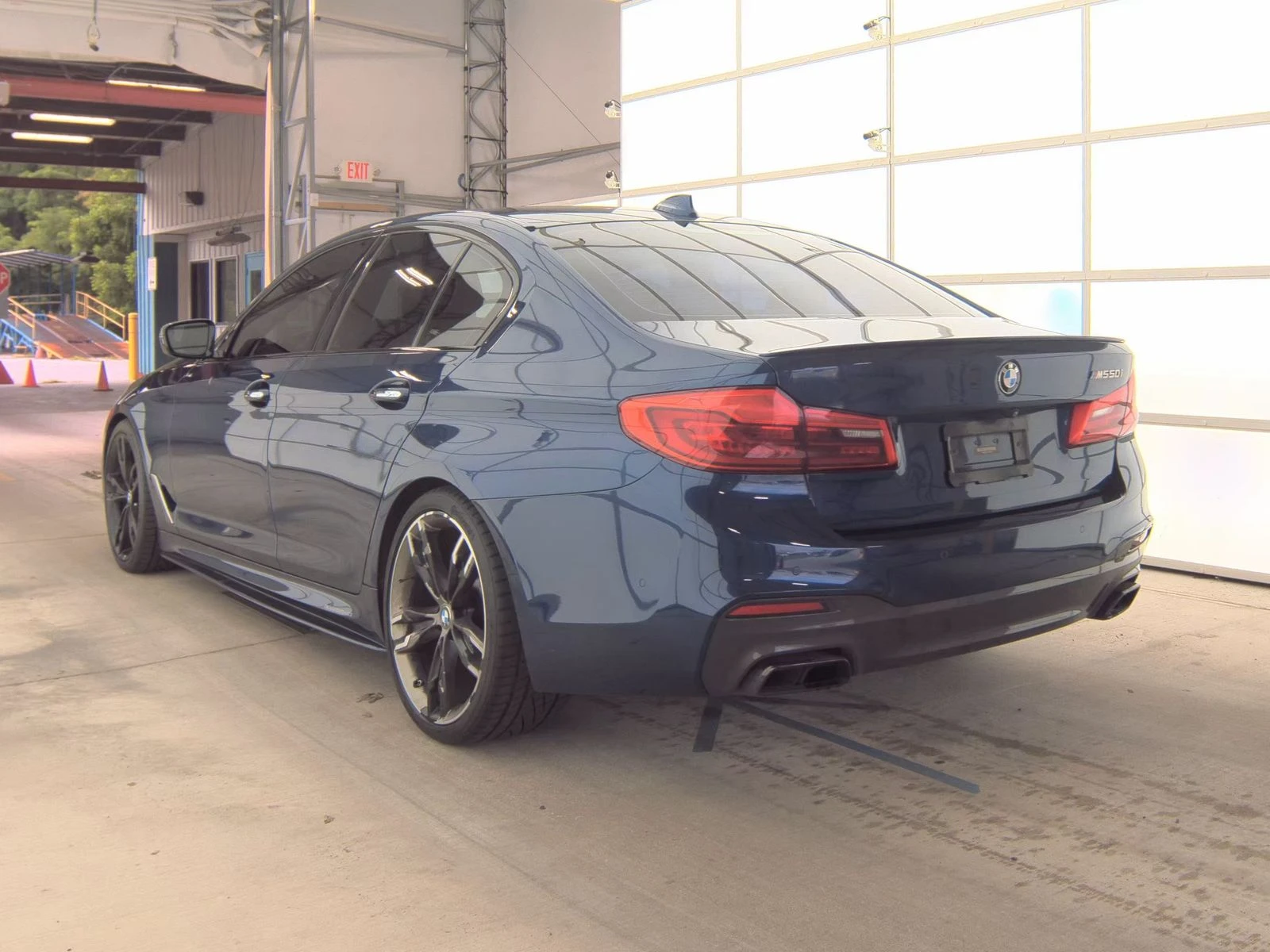 BMW 550 M* PERFORMANCE* ХЕДЪП* ПОДГРЕВ* КАМЕРА* КЕЙЛЕС - изображение 4