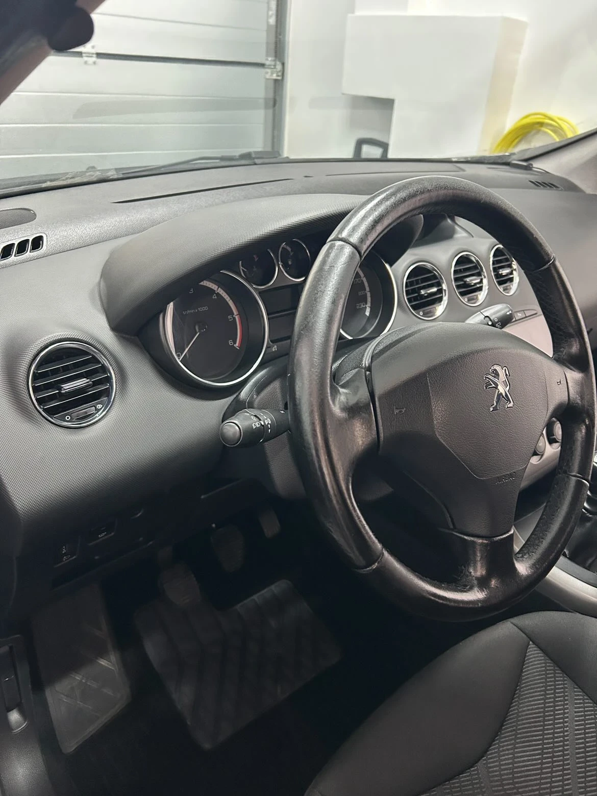 Peugeot 308 1.6 e-hdi от БГ, нави, нови ремъци, серв. история, снимка 2 - Автомобили и джипове - 55456013