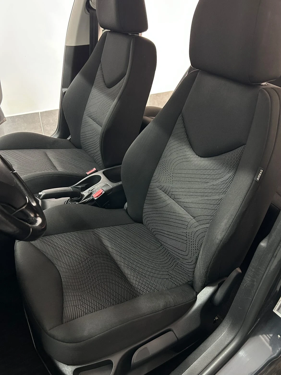 Peugeot 308 1.6 e-hdi от БГ, нави, нови ремъци, серв. история, снимка 3 - Автомобили и джипове - 55456013