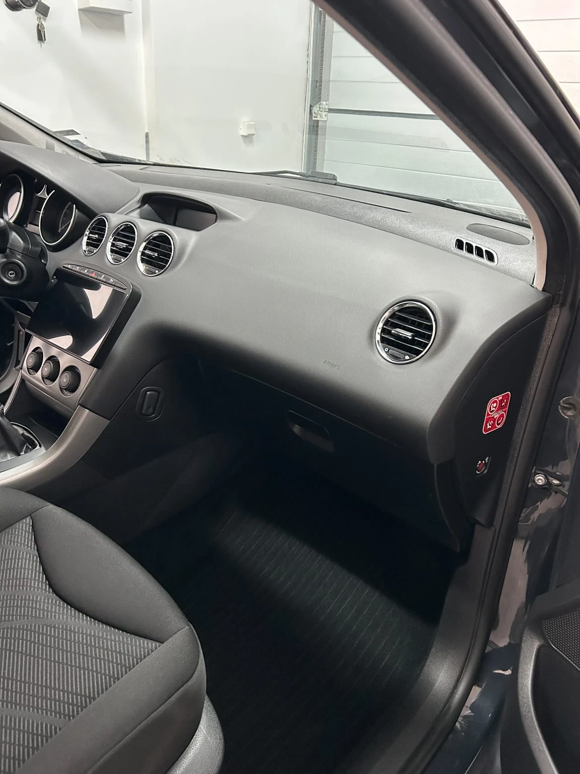 Peugeot 308 1.6 e-hdi от БГ, нави, нови ремъци, серв. история, снимка 6 - Автомобили и джипове - 55456013