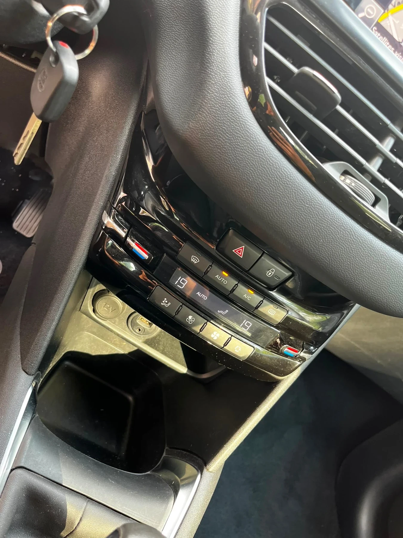 Peugeot 208 Климатроник facelift BlueHDI, снимка 13 - Автомобили и джипове - 55881558
