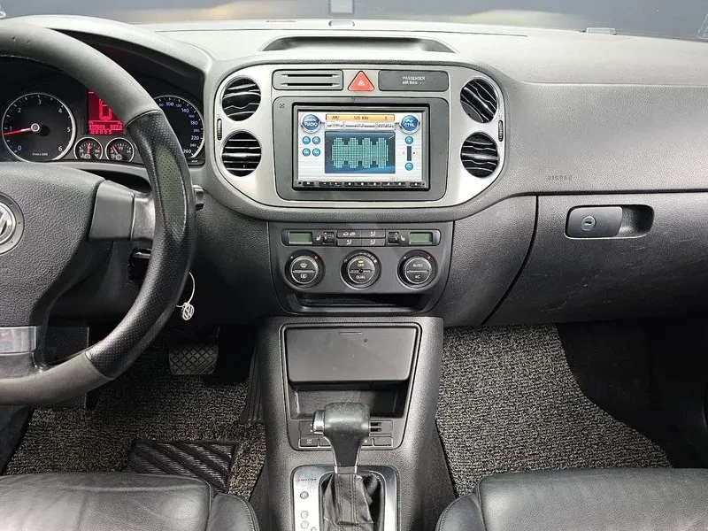 VW Tiguan 2.0 Tdi 5N, снимка 14 - Автомобили и джипове - 55914202