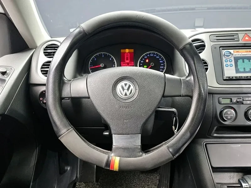 VW Tiguan 2.0 Tdi 5N, снимка 13 - Автомобили и джипове - 55914202