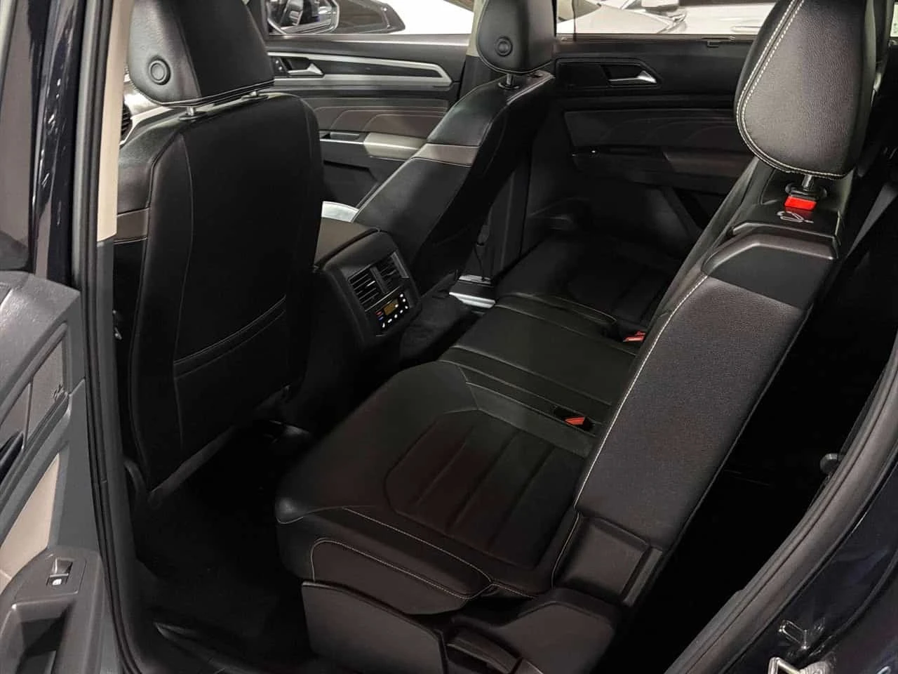 VW Atlas * R-LINE* ADAPTIVE CRUISE* 2 КЛЮЧА * , снимка 15 - Автомобили и джипове - 56214112